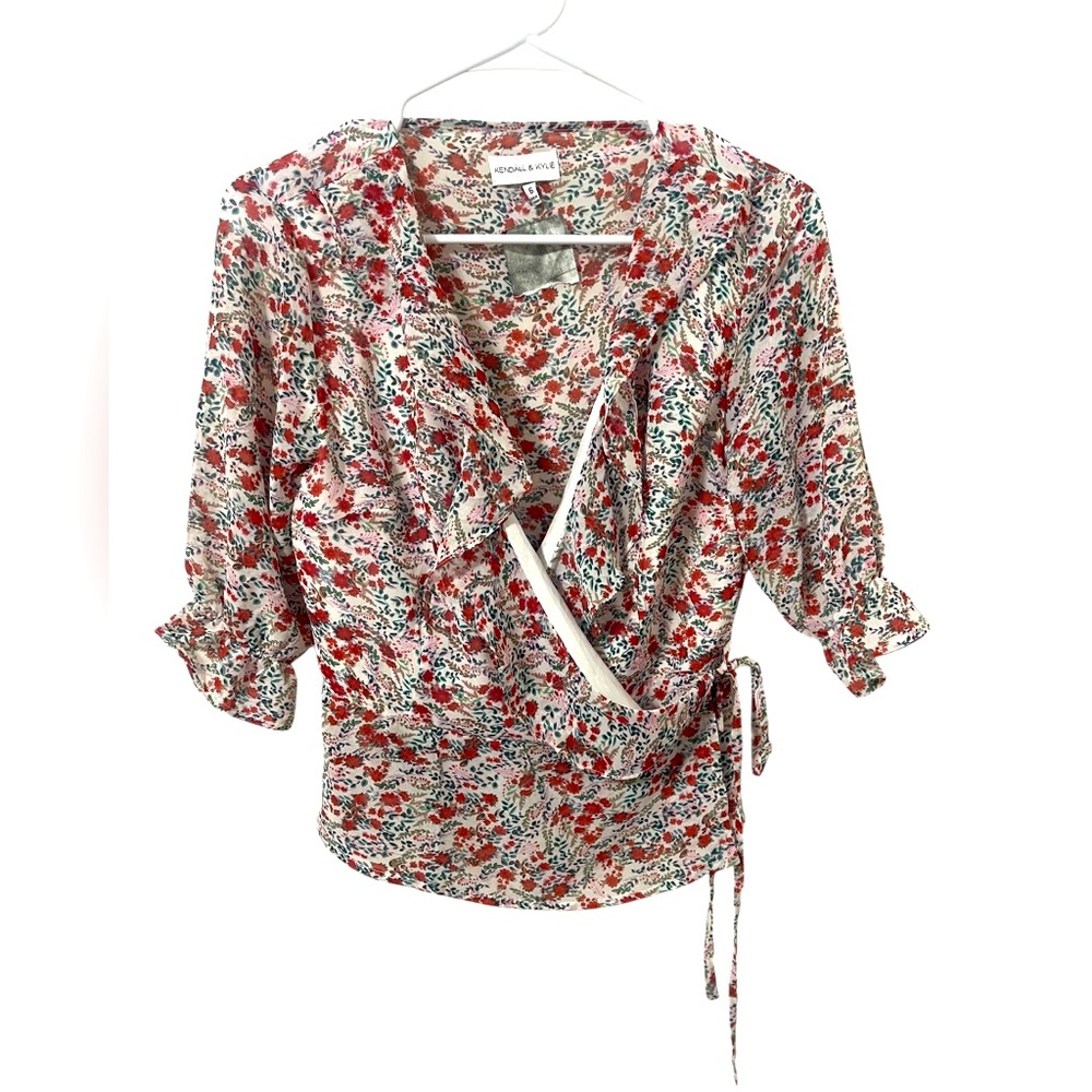 💚🌼NWT KENDALL & KYLIE FLORAL WRAP BLOUSE.